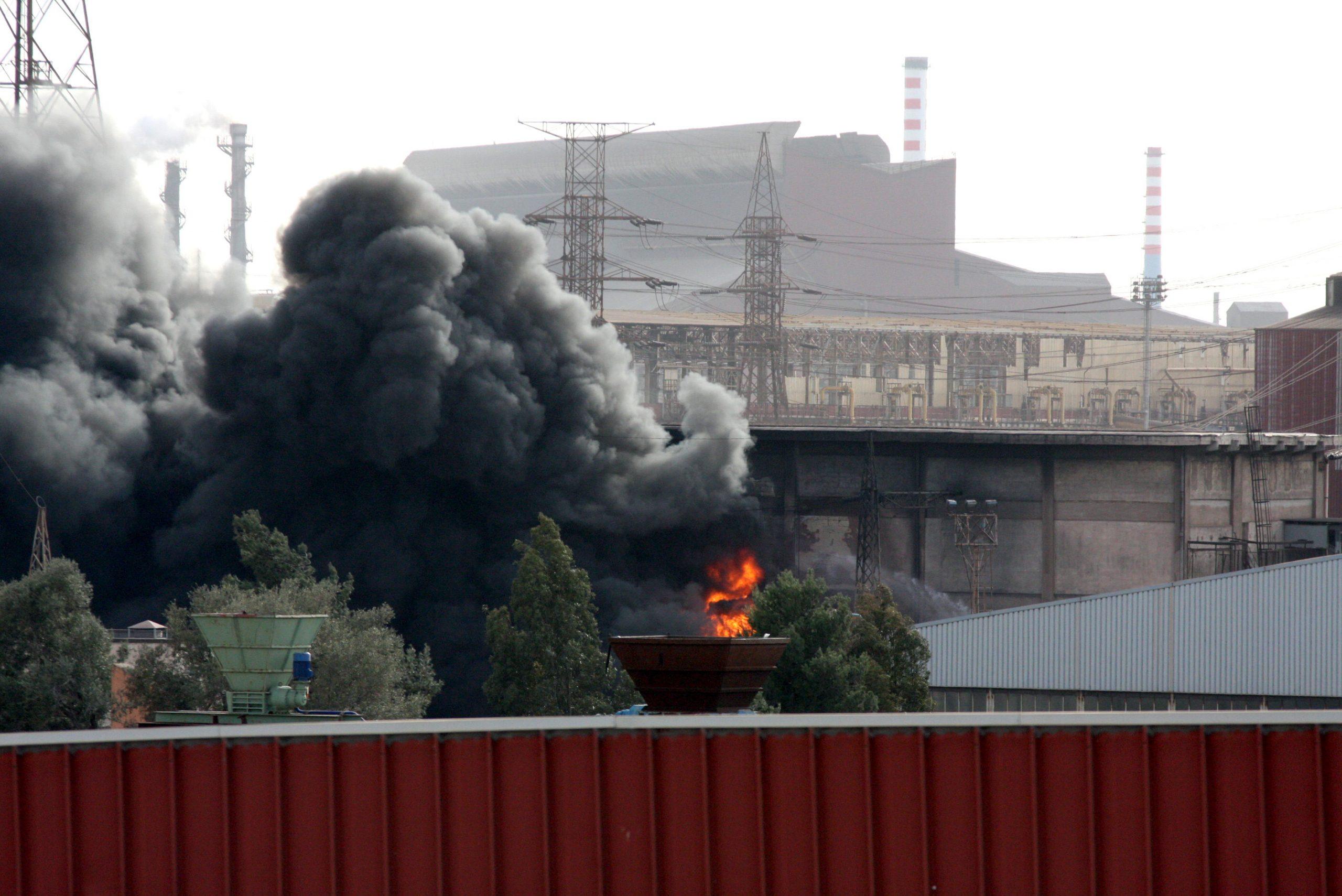 Incendio a Taranto oggi: capannone in fiamme, intervengono vigili del fuoco