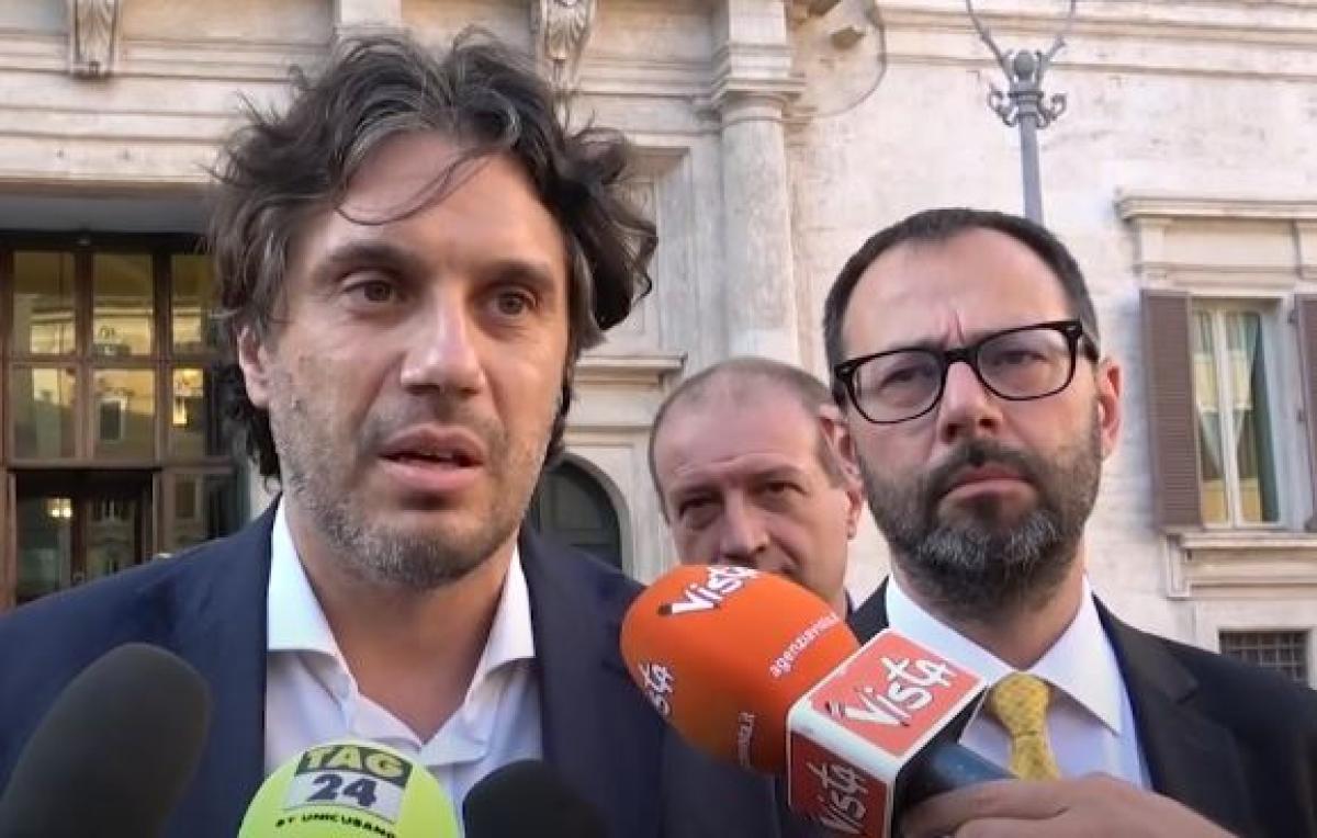 Rissa alla Camera, arrivano le sanzioni di Fontana: 15 giorni di sospensione a Iezzi, 4 a Donno. M5S: “Sanzioni vergognose” | VIDEO