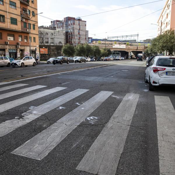 Tragedia a Roma, 19enne perde il controllo dell’auto e investe due persone: un morto