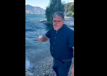 Verona,  il sindaco di Brenzano sul Garda sfida la gastroenterite e beve l’acqua del lago: “Alla salute!”. Bassetti: “Pericoloso” | VIDEO