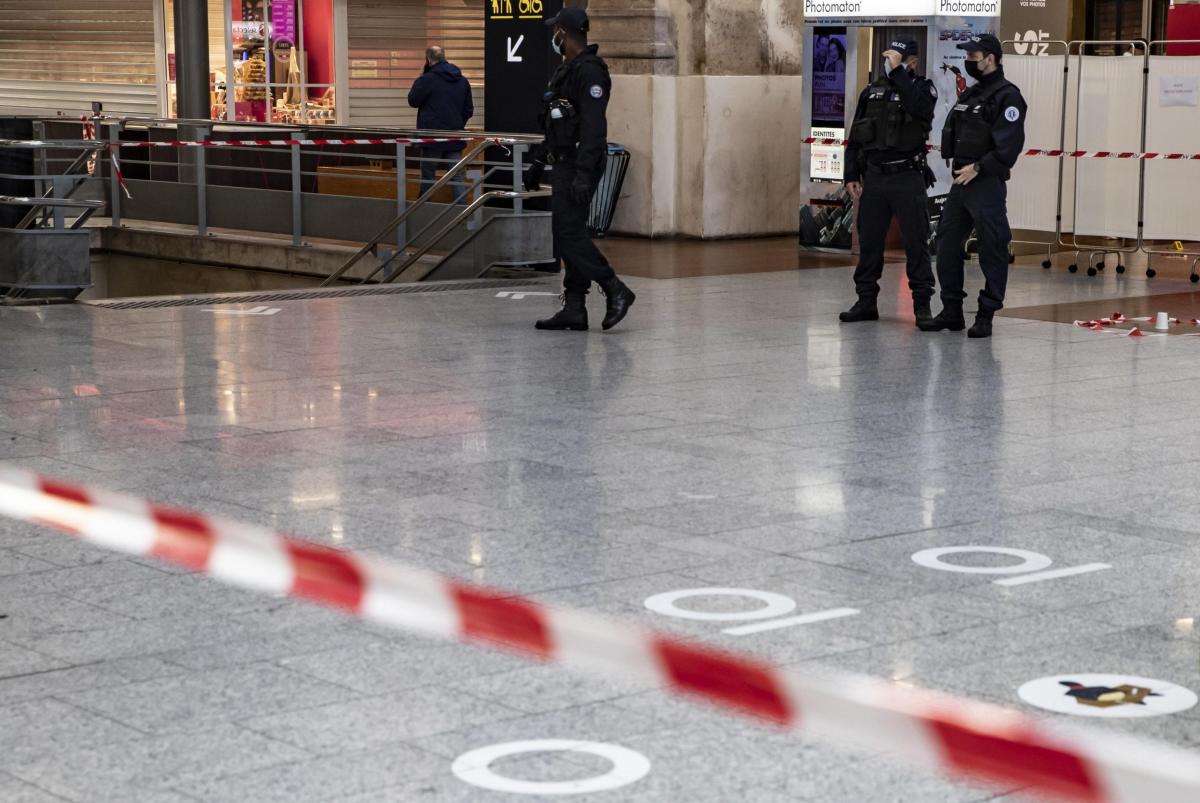 Parigi, sei persone accoltellate alla stazione Gare du Nord. Fermat…