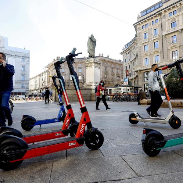 Mobilità elettrica: crescita al top nel 2022. Dai ciclomotori agli scooter, ecco come cambia il modo di spostarsi in città