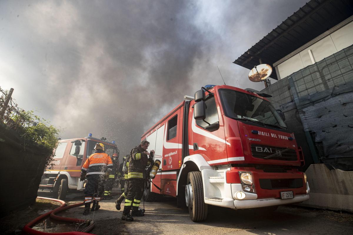 Latina, vasto incendio nella notte all’ex Hotel de la Ville: nel ro…