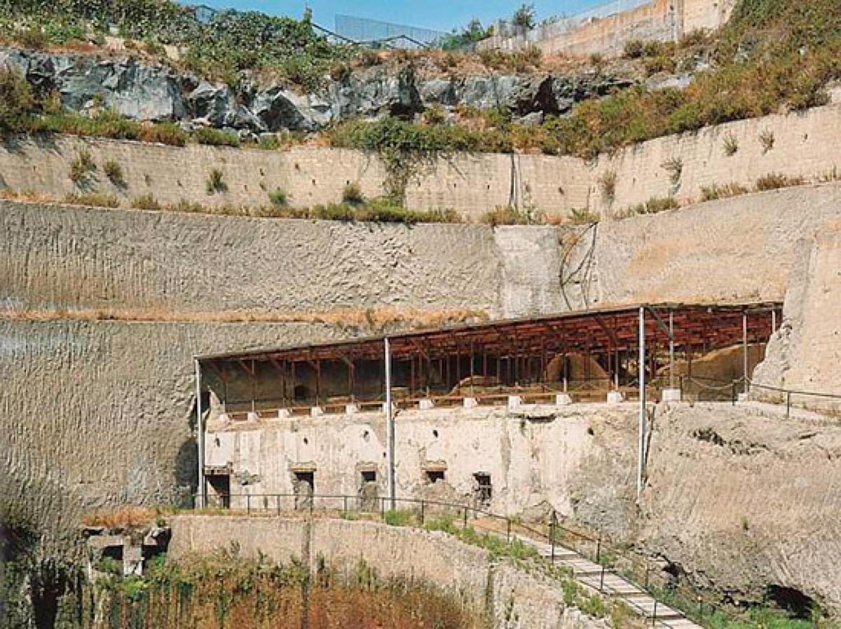 Vandalizzata l’area archeologica di Alba Fucens in Abruzzo: imbratt…