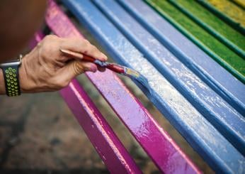 “No ai gay”, vandalizzata panchina arcobaleno a Milano con scritte omofobe