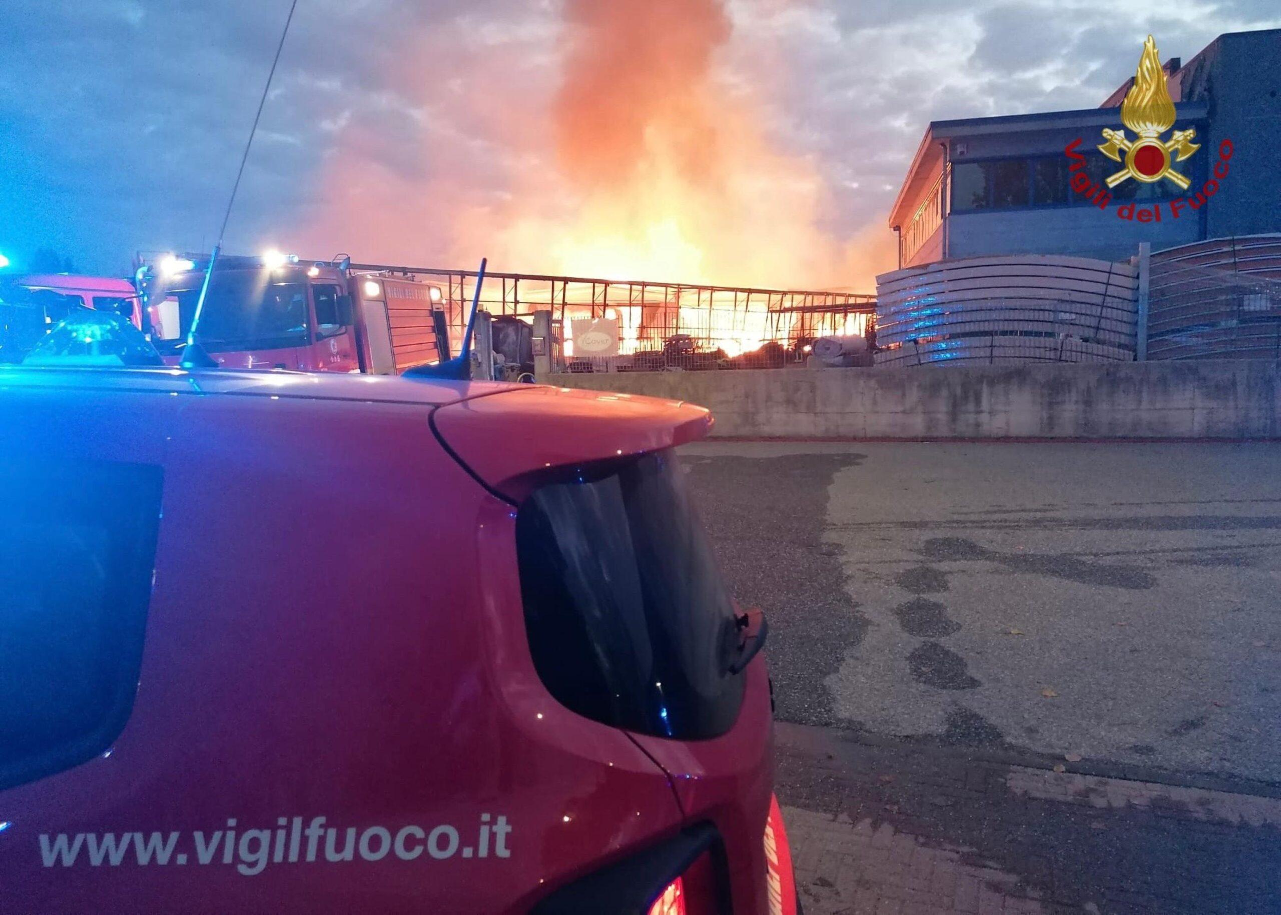 Biella, vasto incendio oggi al Gardenville: l’intera struttura divorata dalle fiamme