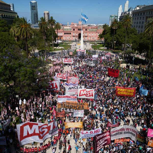 Argentina, manifestanti contro Milei scendono in piazza a Buenos Aires