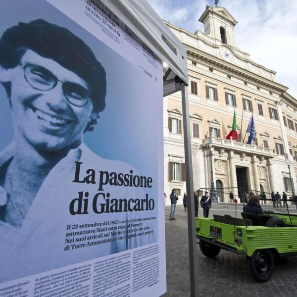 Napoli, studenti applaudono la scena della morte del giornalista Siani durante il film Fortapasc. Valditara: “Sono scioccato”