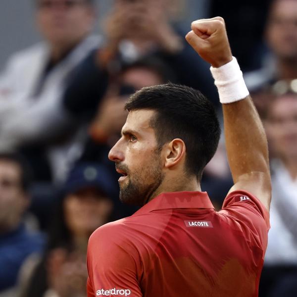 Roland Garros 2024, immortale Djokovic: va sotto, si fa male ma rimonta Cerundolo