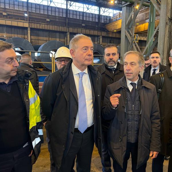 Ministro Urso all’ex Ilva incontra gli operai e promette: “Qui per rispondere con i fatti”