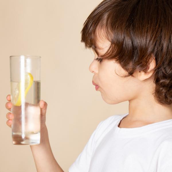 Cosa fare se il bambino non vuole bere acqua?