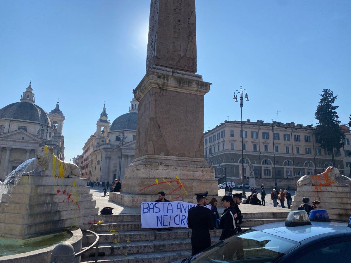 Roma, blitz animalista in piazza del Popolo: imbrattata la Fontana dei Leoni | FOTO ESCLUSIVE