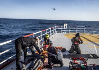 Migranti, morto giovane soccorso dalla Ocean Viking: si aggrava il bilancio del naufragio al largo della Libia