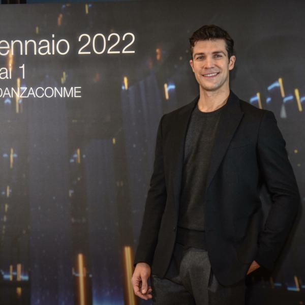 Sanremo 2024: Roberto Bolle ospite in finale