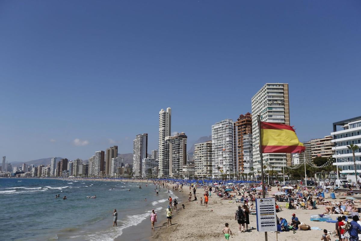 Donna cade dal sesto piano di un hotel a Benidorm: è giallo, il mar…