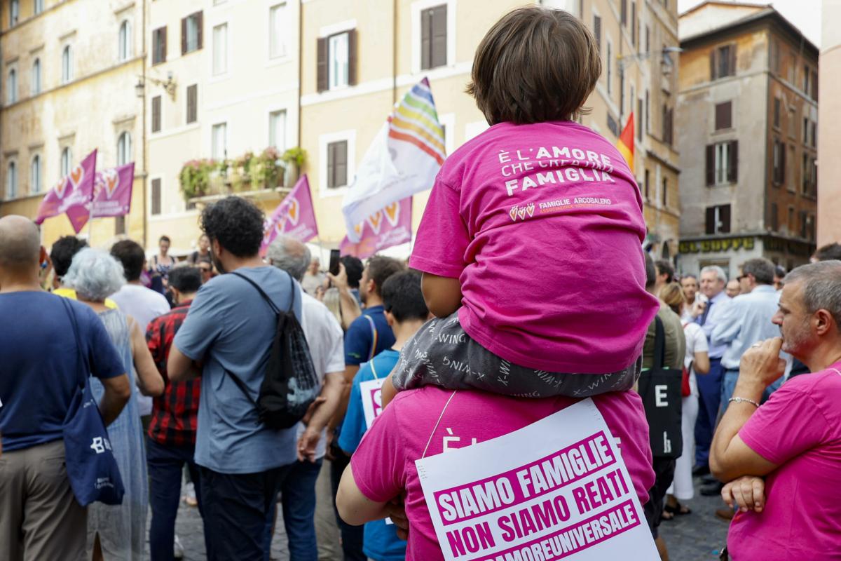 Genitori Lgbtq, per Corte d’appello di Milano “illegittime trascrizioni figli di coppie di donne”