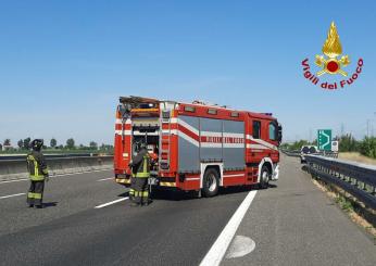 Roma, incidente sull’A12 a Santa Marinella: autocisterna si ribalta, grave il conducente