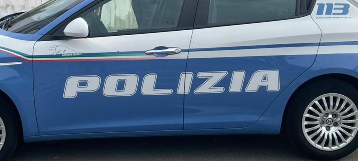 Civitavecchia, crolla il cancellone del commissariato: poliziotto s…