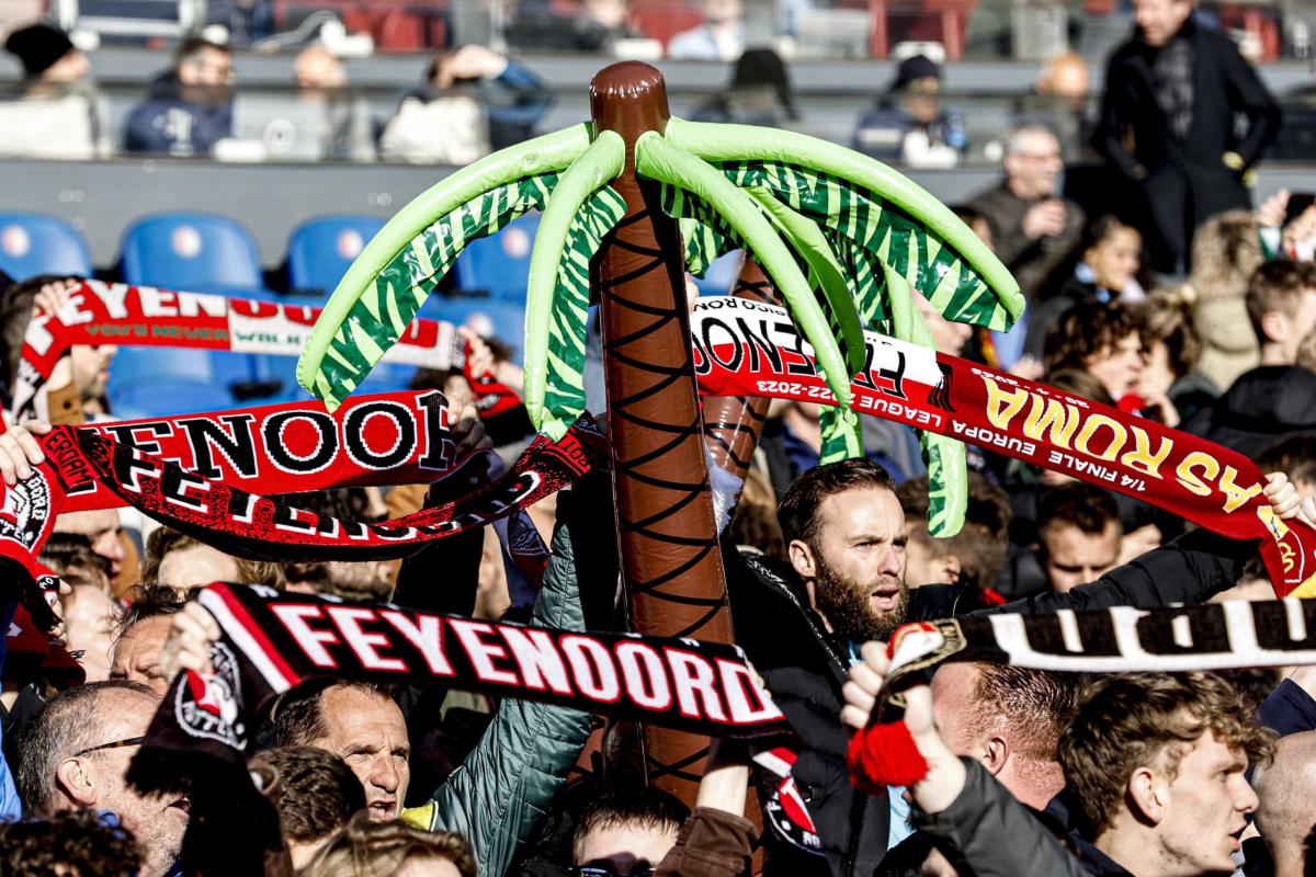 Protesta dei tifosi del Feyenoord: comunicato contro la UEFA e lancio di gonfiabili in campo