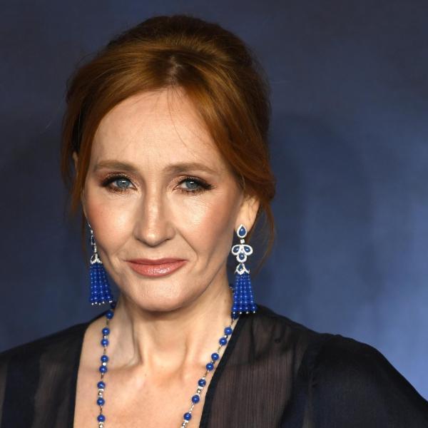 J.K. Rowling, un personaggio accusato di transfobia nel suo nuovo romanzo