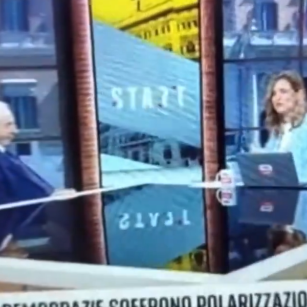 Giuliano Amato, che gaffe! Le avances alla giornalista di SkyTg24 imbarazzano lo studio| VIDEO