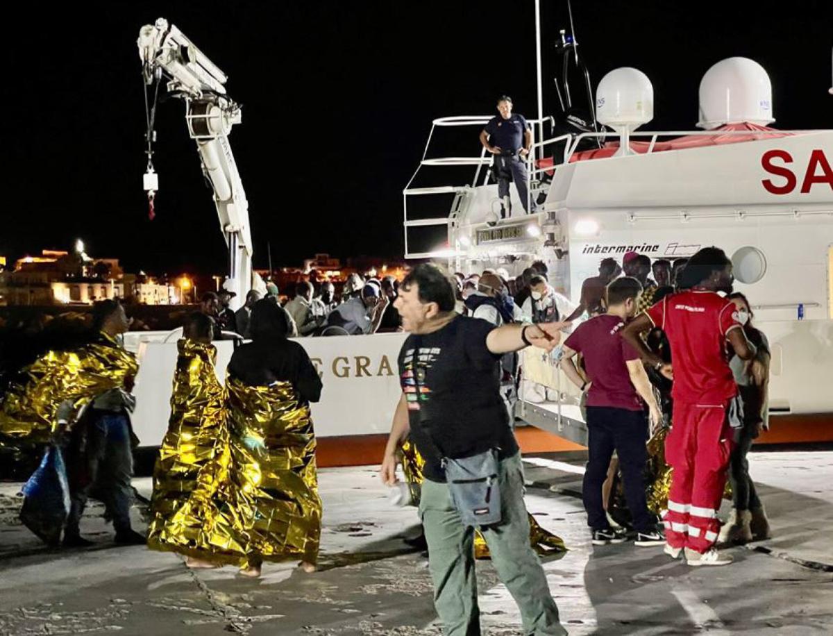 Sbarchi Lampedusa, la situazione torna a peggiorare con 500 nuovi a…