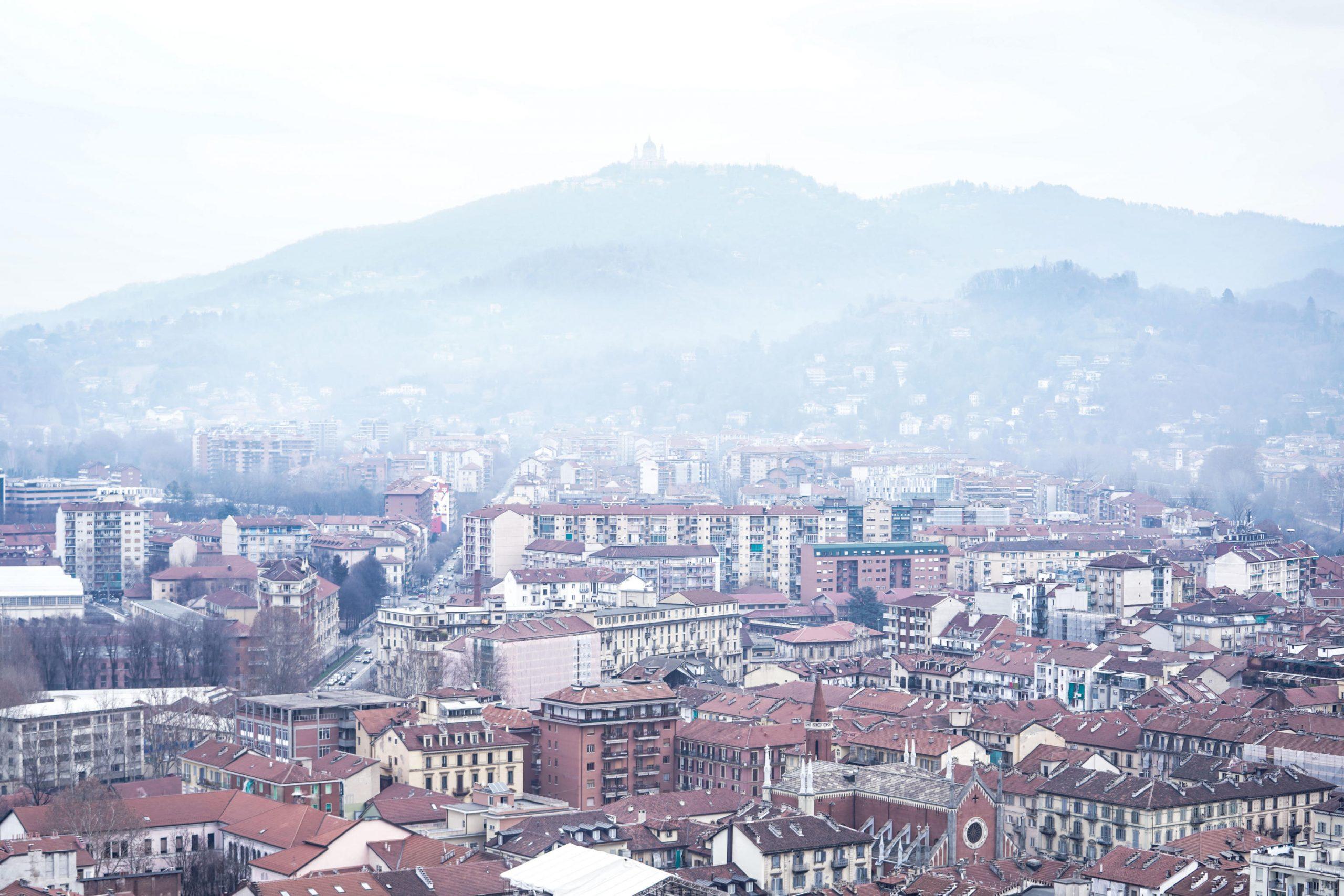 Limiti più stringenti per lo smog a Torino, scatta il livello arancio: ecco chi può circolare