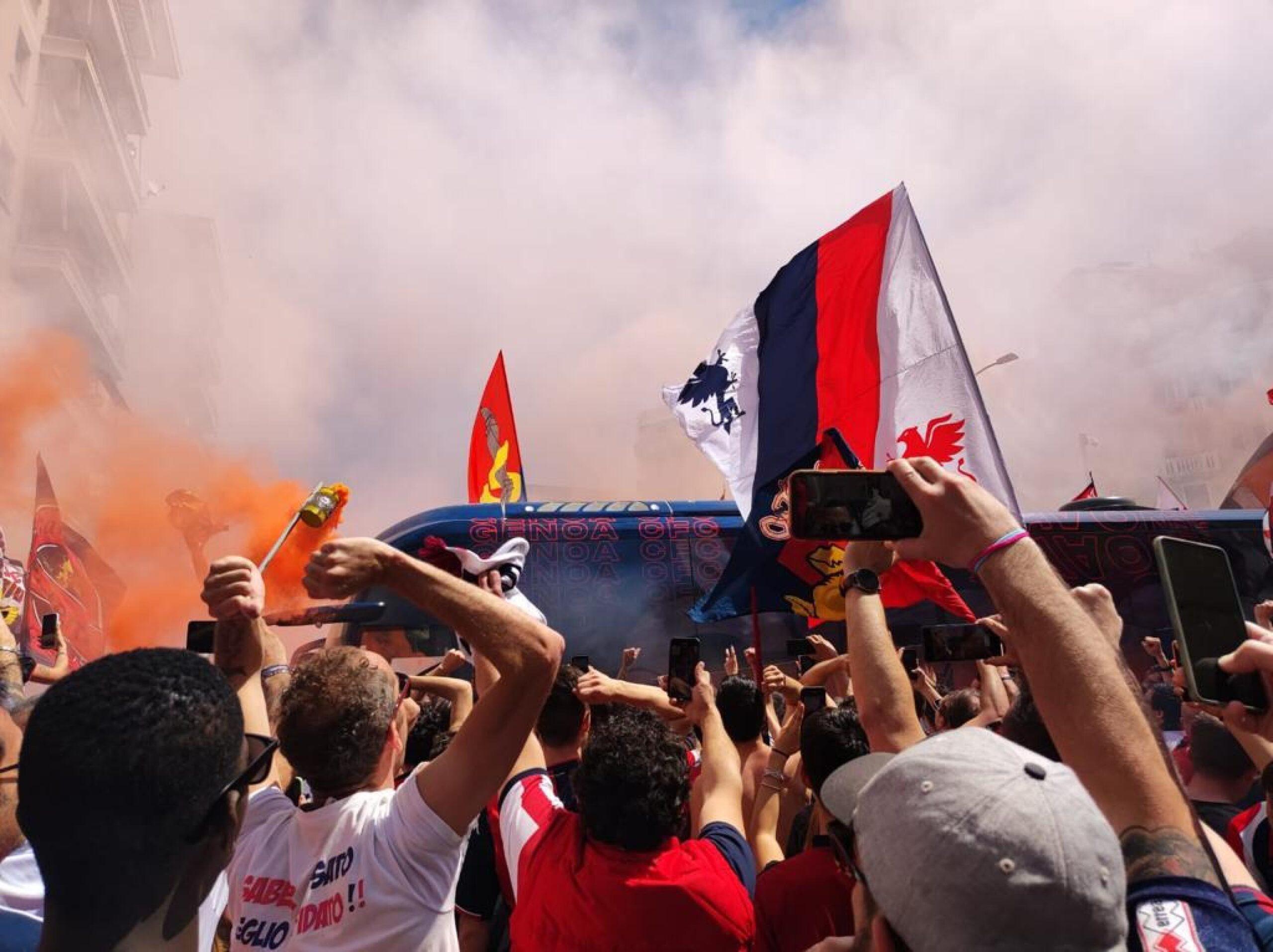 Il Genoa torna in Serie A, decisivo il pareggio del Bari a Modena | FOTO