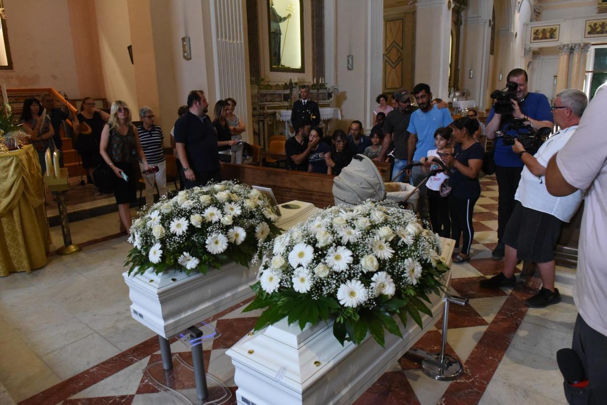 Ai funerali malore per la madre dei bambini annegati a Manfredonia….