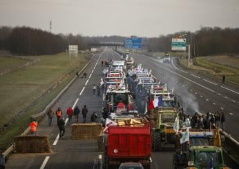 Francia, gli agricoltori bloccano le principali strade di accesso a Parigi per la seconda volta