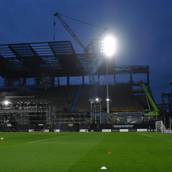 Fulham, piscina e ristoranti vip nella nuova tribuna di Craven Cottage: tifosi furiosi