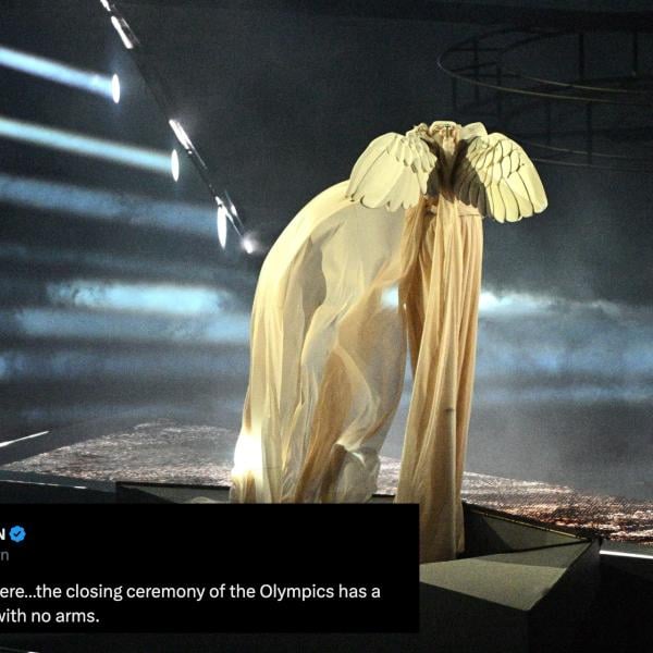 Cerimonia di chiusura delle Olimpiadi di Parigi 2024, post virale su X contro la Nike di Samotracia: “Nulla di speciale, un angelo senza testa e braccia” | VIDEO