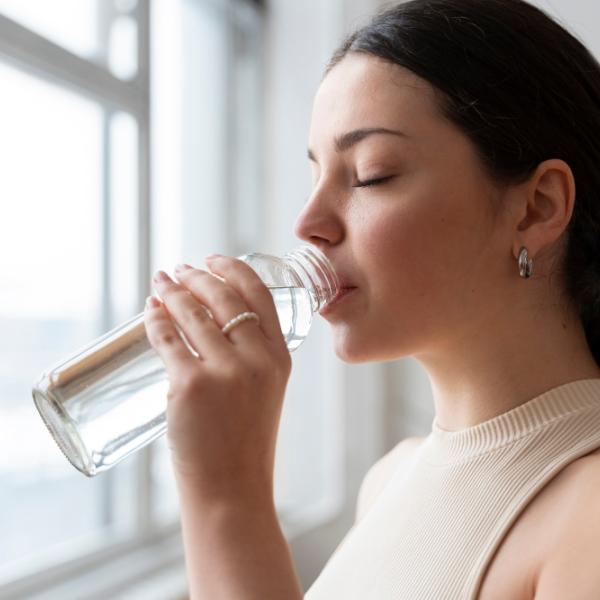 Che differenza c’è tra l’acqua in bottiglia e del rubinetto? Quale preferire?