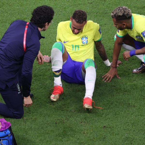 Infortunio Neymar, Mondiale già finito? Dal Brasile: “Troppi calci subiti”