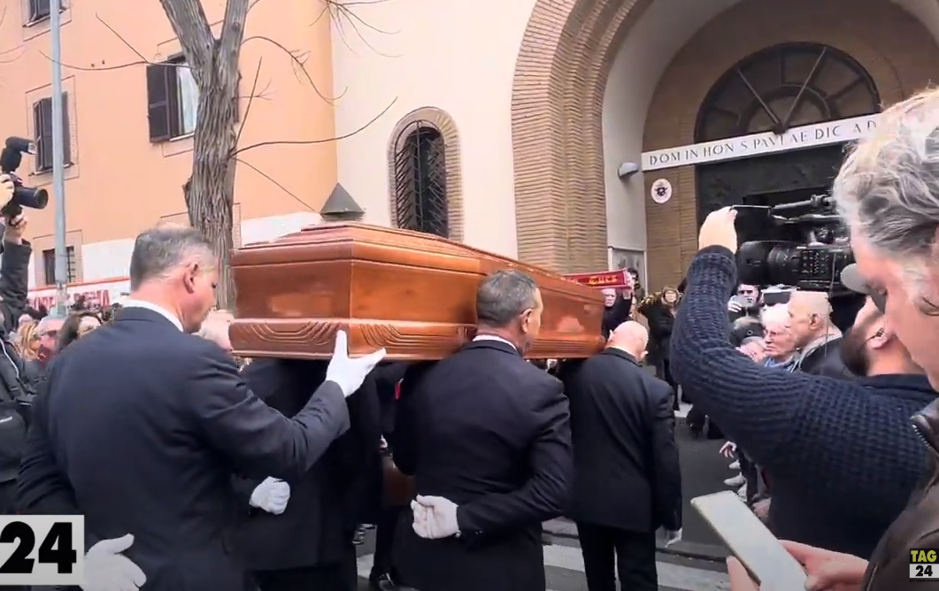 Funerali Giacomo Losi, l’ultimo saluto allo storico capitano della Roma. L’arrivo del feretro | VIDEO