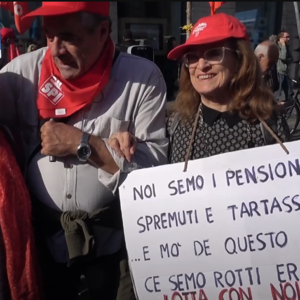 Pensioni, centinaia di persone alla manifestazione a Roma contro il governo: “Non siamo il bancomat dello Stato”