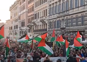 Migliaia in strada a Roma per la Palestina, il corteo dai Fori Imperiali a Piazza Vittorio Emanuele | VIDEO