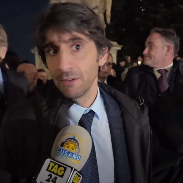 Manifestazione per Navalny a Roma, Donzelli e Malan (FdI): “Tutti i partiti qui, è un segnale” | VIDEO