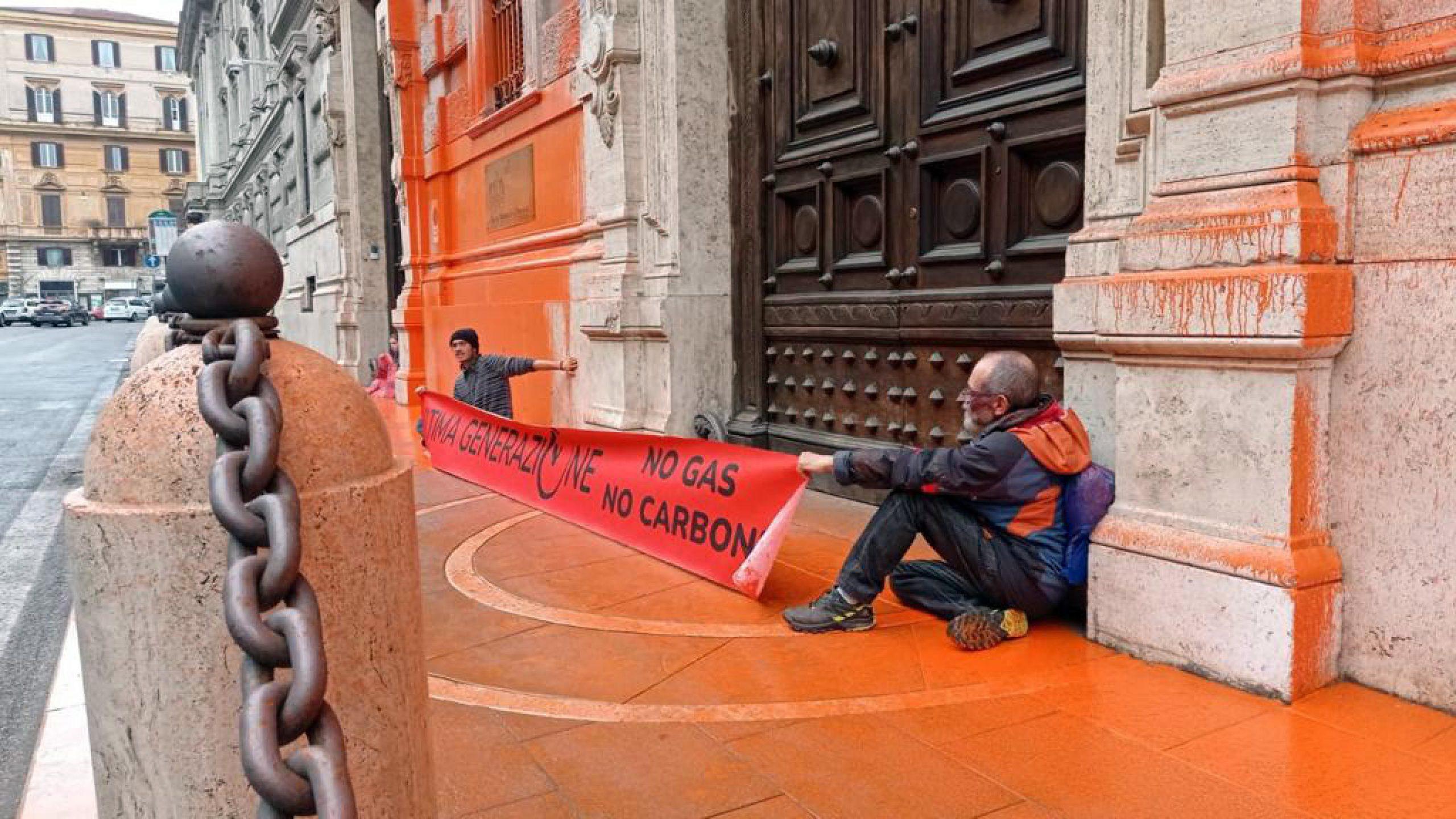 Roma, nuovo blitz di Ultima Generazione: imbrattata la sede della Cassa Depositi e Prestiti