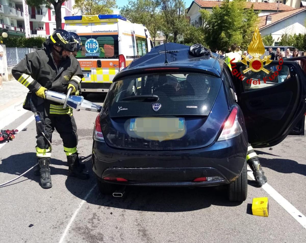 Incidente a Villa di Tirano auto esce di strada e muore una 20enne