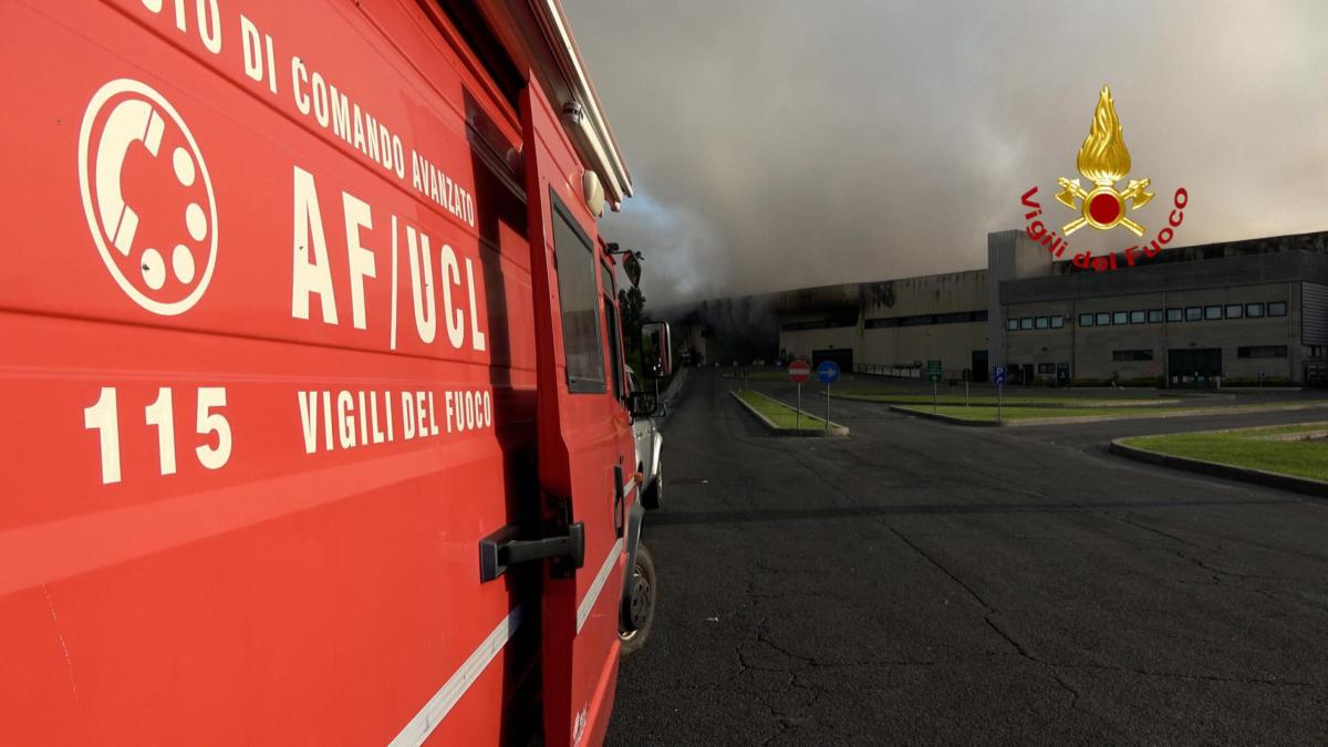 Roma, incendio in una discarica a cielo aperto su viale Palmiro Tog…