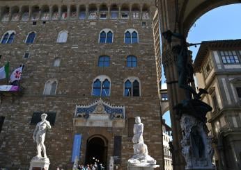 Firenze, incendio in Palazzo Vecchio: il fumo invade piazza della Signoria