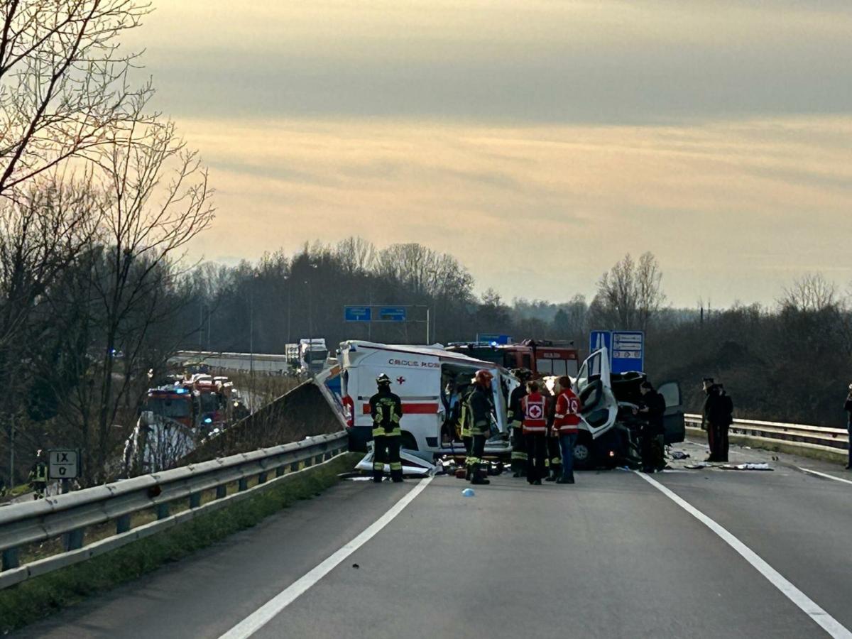 Foggia, incidente sulla SS17 all’altezza di Volturino: frontale tra due auto, morta una 20enne