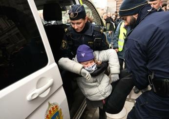 Stoccolma, intervento della polizia contro Greta Thunberg: portata via per il secondo giorno consecutivo