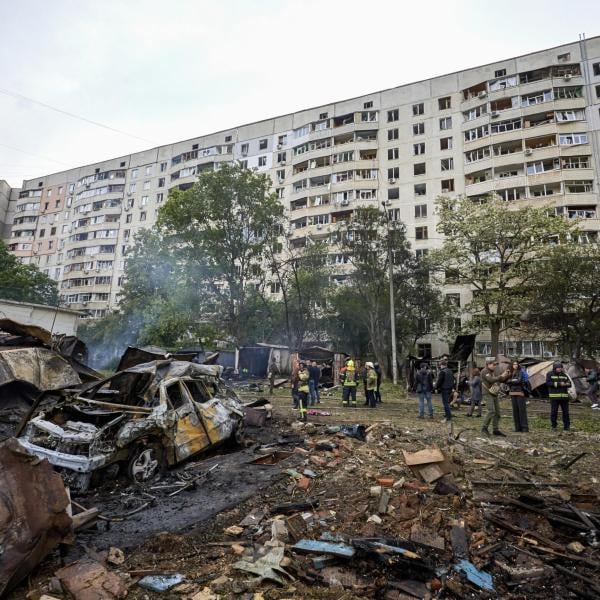 Guerra in Ucraina, raid aerei russi su Kharkiv: 3 morti, sale a 28 il numero dei feriti. Un’esplosione ha scosso l’Accademia militare Budyonny dei Signal Corps di San Pietroburgo