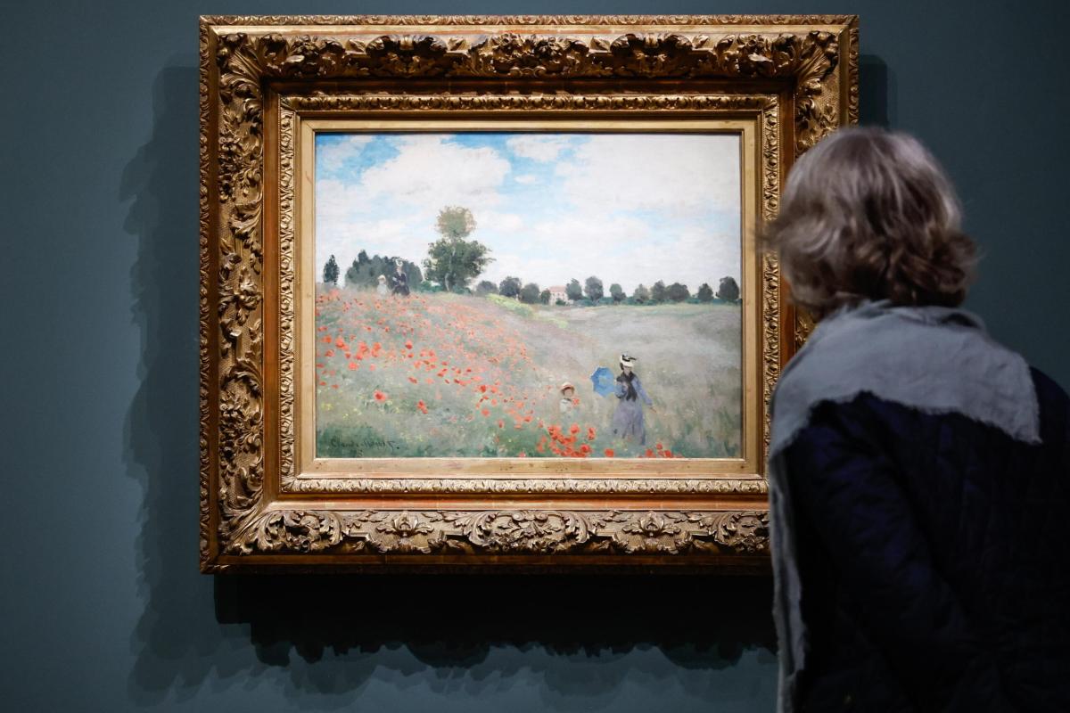 Parigi, arrestata attivista del clima di Riposte Alimentaire: aveva incollato un’immagine sul dipinto “I Papaveri” di Monet al Museo d’Orsay | VIDEO