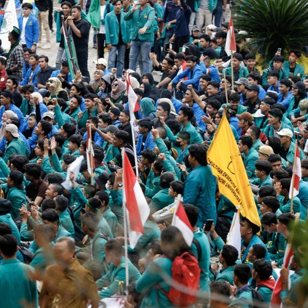 Indonesia, cittadini prendono d’assalto il Parlamento: perché ci sono proteste contro il presidente Widodo? | VIDEO E FOTO