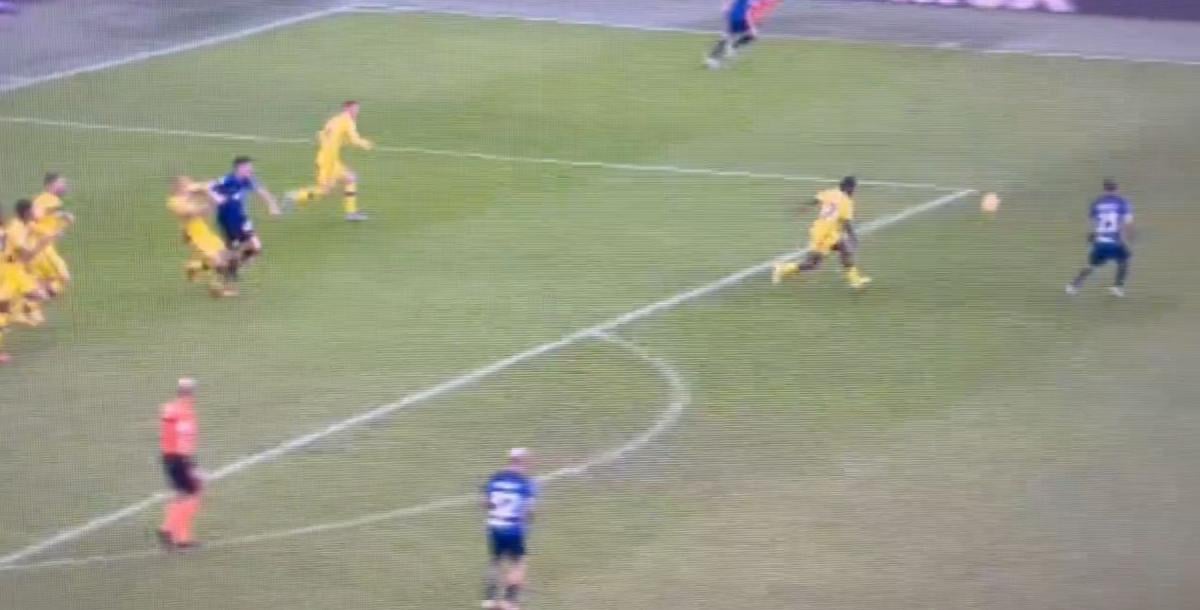 Inter-Verona, scoppia il finimondo per la gomitata di Bastoni: il gol era da annullare [VIDEO]