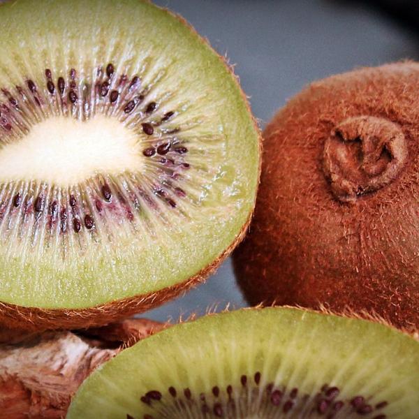 Ricco di fibre e povero di calorie, ecco quali sono i benefici del kiwi