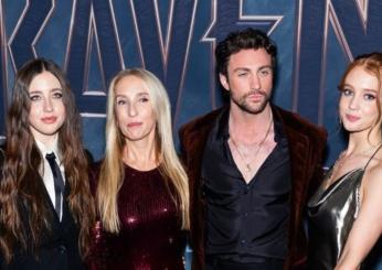 Aaron Taylor Johnson, 34 anni e sua moglie, 57, in una rara foto di famiglia sul red carpet